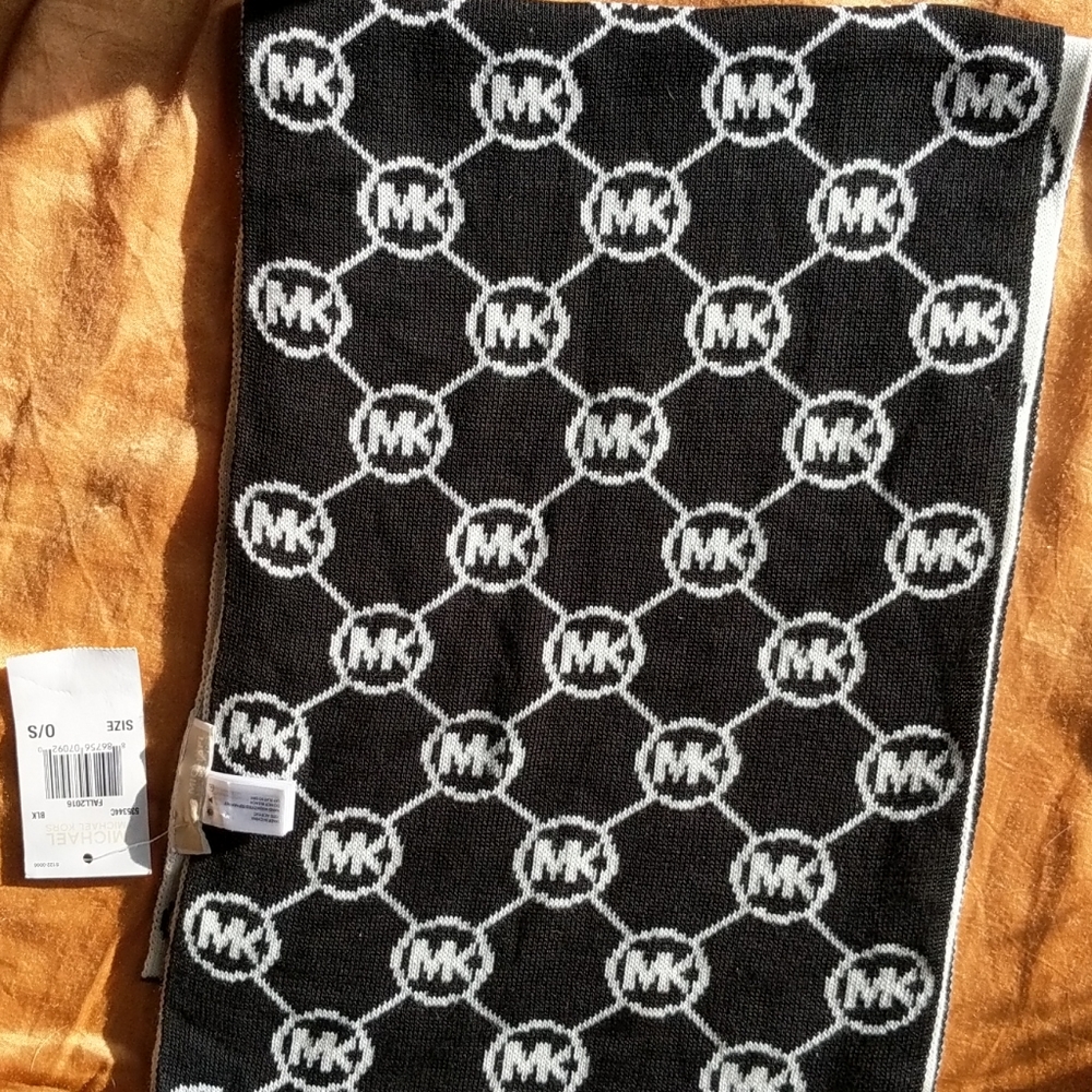 *NWT* Michael Kors Logo Scarf
